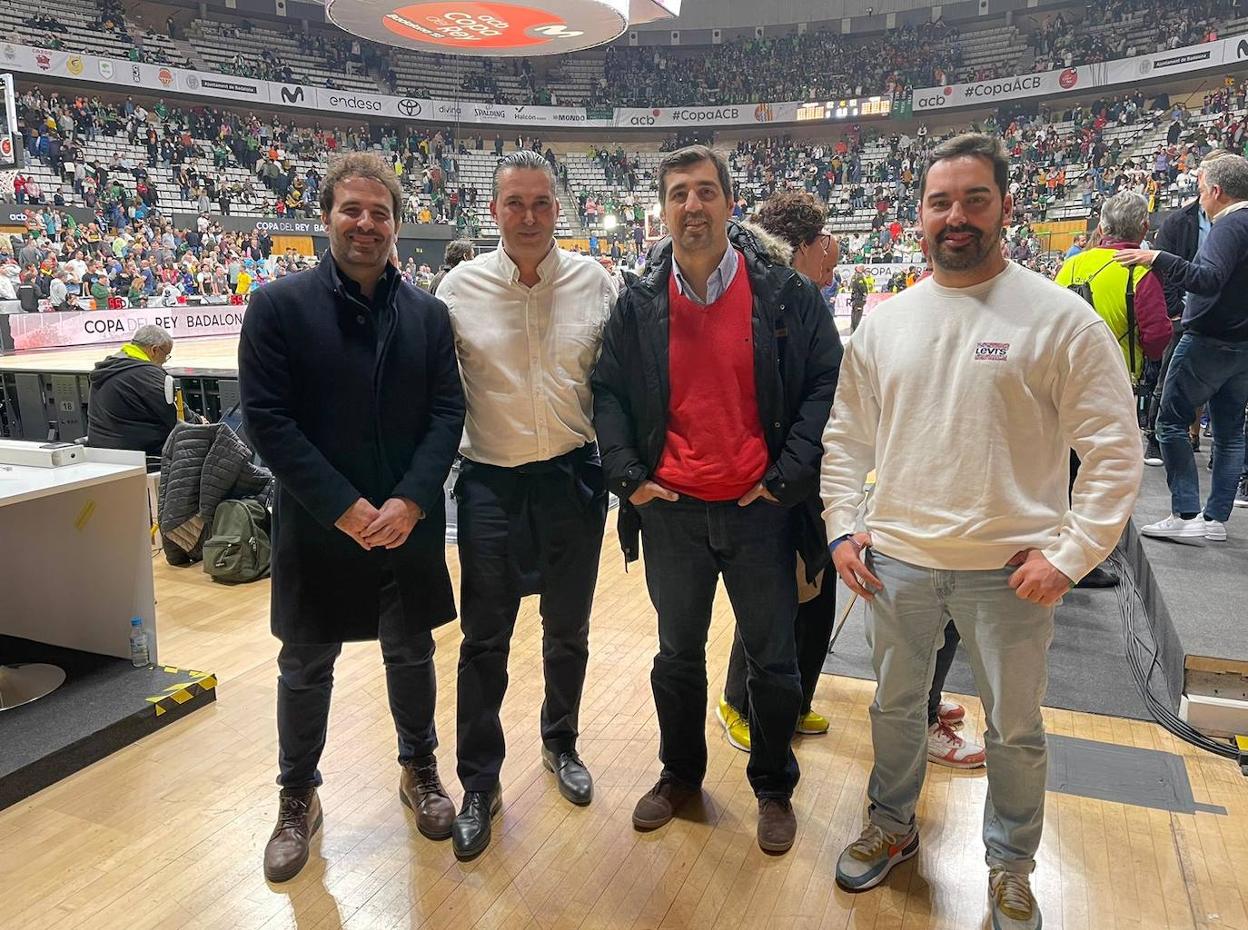 El séquito rojinegro en la Copa, en el Olímpico de Badalona.