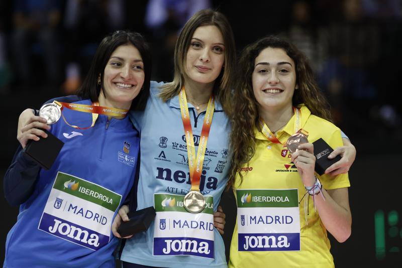 Una Stancev abraza a sus compañeras en el podio. 