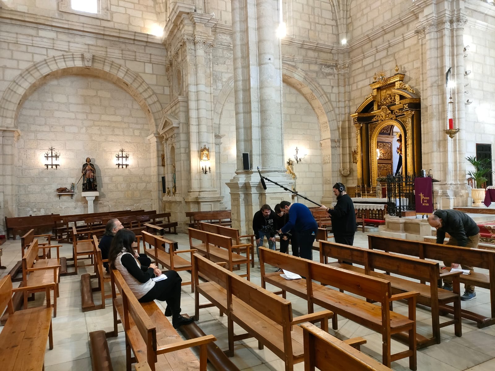 Imagen secundaria 1 - Arriba, en la foto de familia están el alcalde de Huelma, Francisco Ruiz, el diputado de Promoción y Turismo, Francisco Javier Lozano, y la presidenta de la Fundación Unicaja Jaén, Carmen Espín, junto a miembros del equipo técnico y artístico de este corto. 
