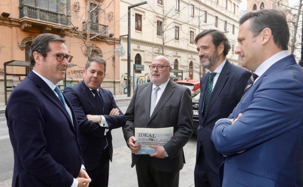 Garamendi (izq), junto a Gerardo Cuerva antes del desayuno organizado por IDEAL y Cajamar
