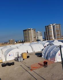 Imagen secundaria 2 - En la primera fotografía, Elena (derecha) junto a los ginecólogos y la matrona. En la segunda, los andaluces de la Agencia Española de Cooperación Internacional para el Desarrollo. En la tercera, vista del hospital de campaña. 