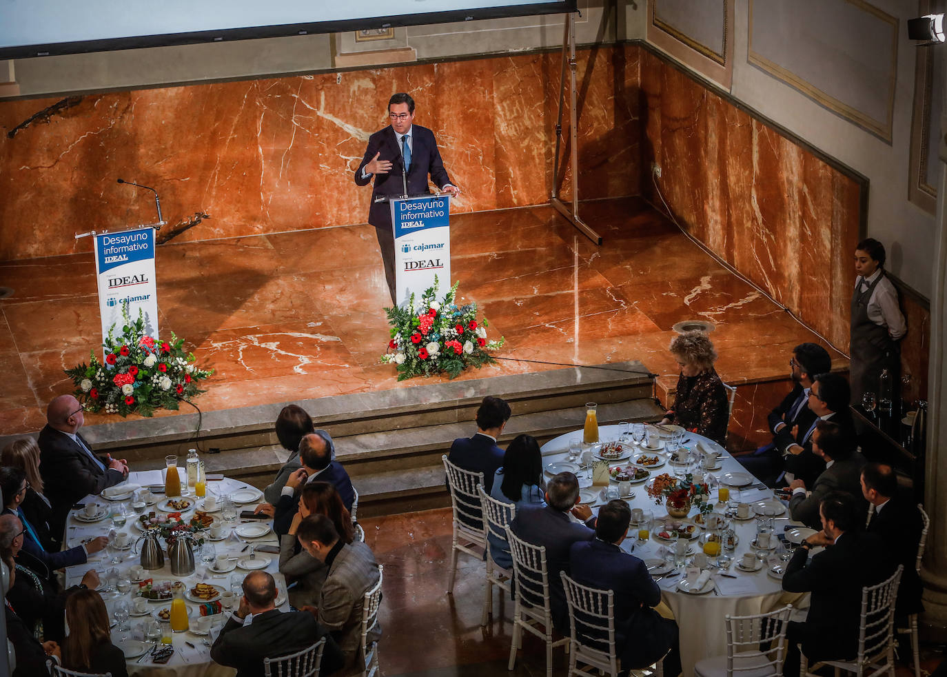 Momento del desayuno informativo organizado por IDEAL con el patrocinio de Cajamar y Antonio Garamendi como invitado.