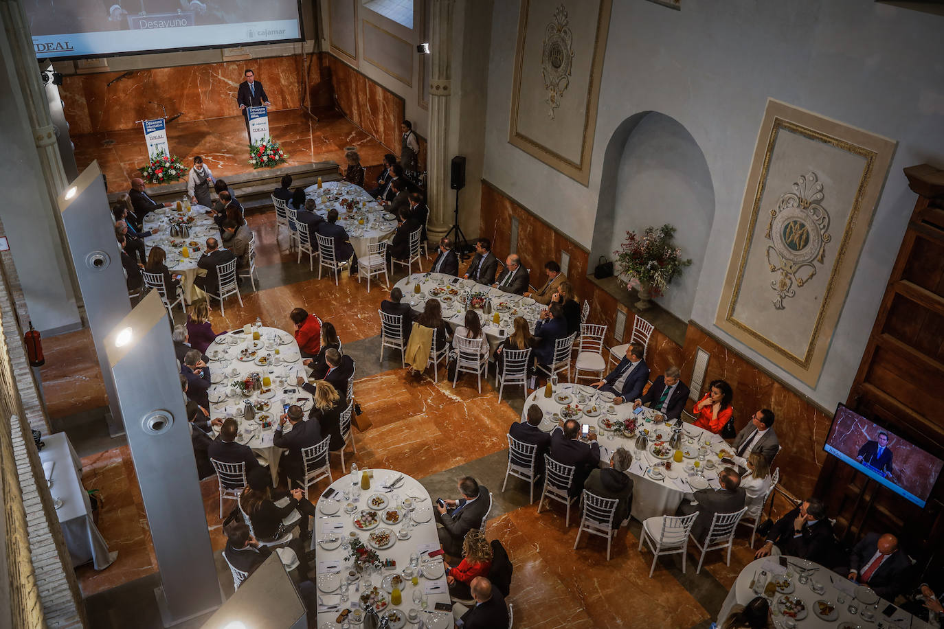 Momento del desayuno informativo organizado por IDEAL con el patrocinio de Cajamar y Antonio Garamendi como invitado.