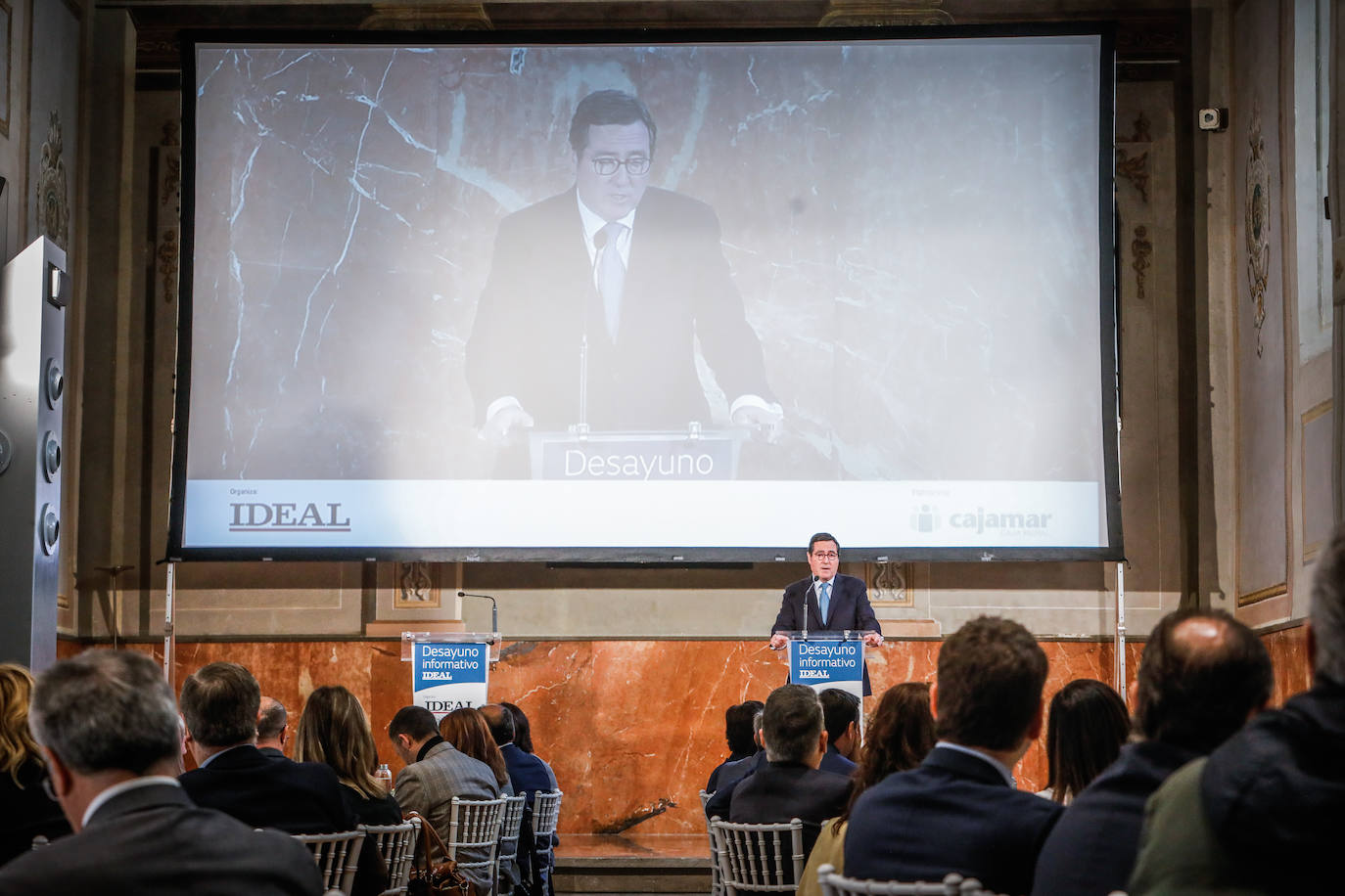 Momento del desayuno informativo organizado por IDEAL con el patrocinio de Cajamar y Antonio Garamendi como invitado.