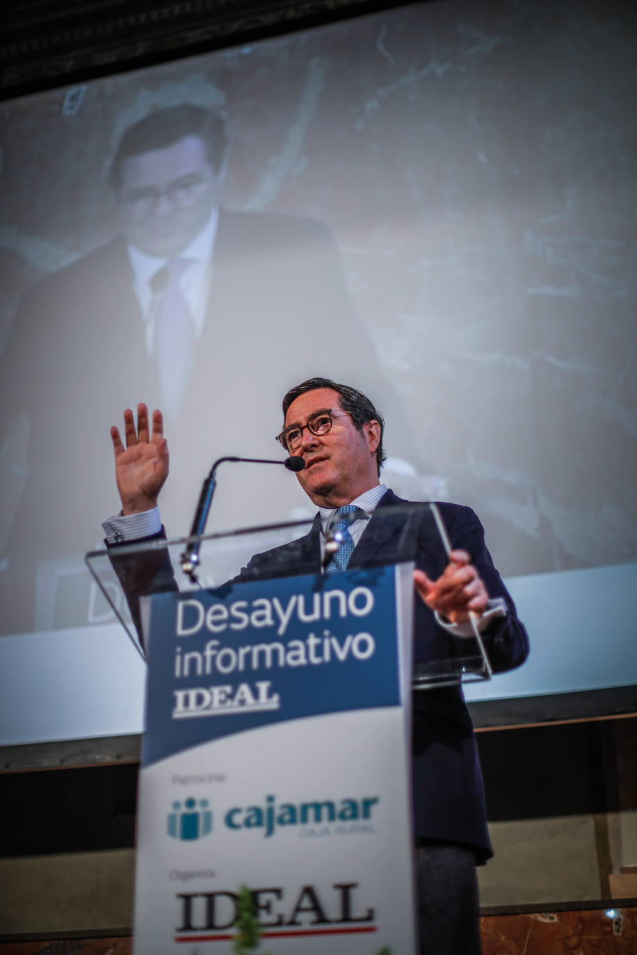 Momento del desayuno informativo organizado por IDEAL con el patrocinio de Cajamar y Antonio Garamendi como invitado.