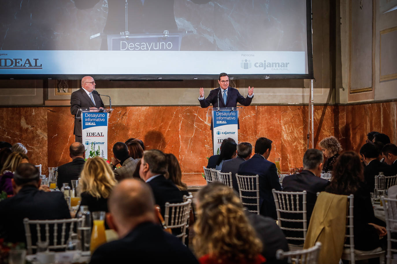 Momento del desayuno informativo organizado por IDEAL con el patrocinio de Cajamar y Antonio Garamendi como invitado.