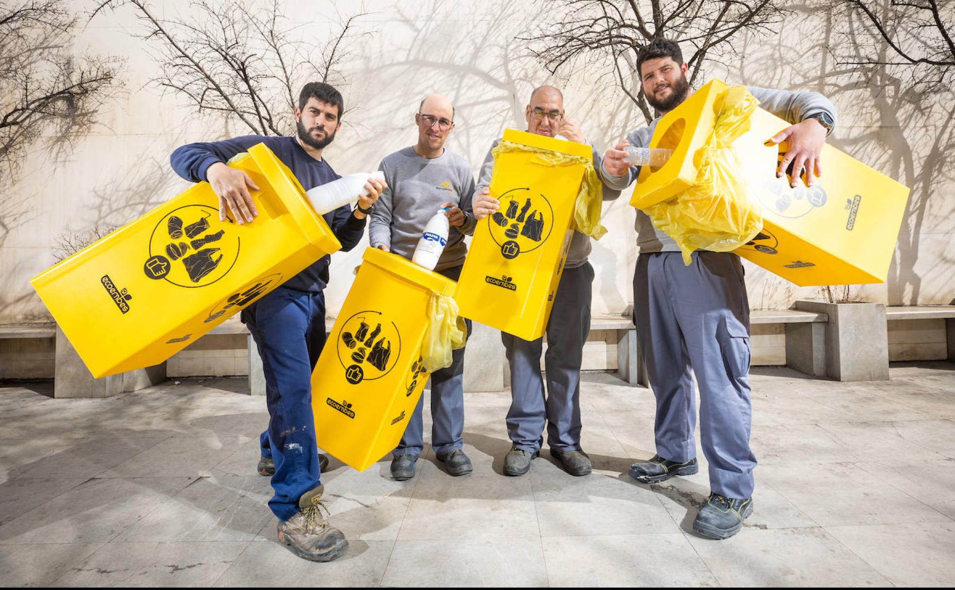 Jose, Gonzalo, Miguel y Paco realizan un ejercicio práctico para enseñar la forma correcta de reciclar.