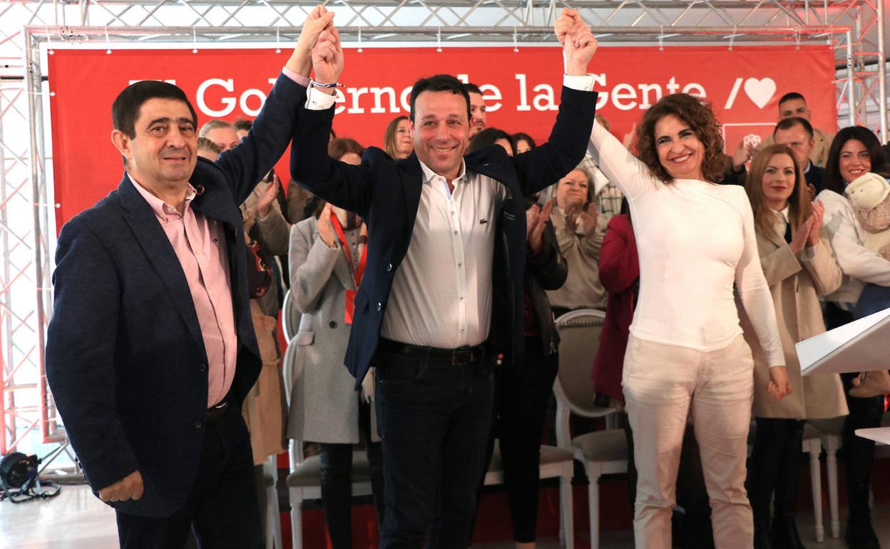 Francisco Reyes, Javier Perales y María Jesús Montero, en el acto de presentación de la candidatura. 