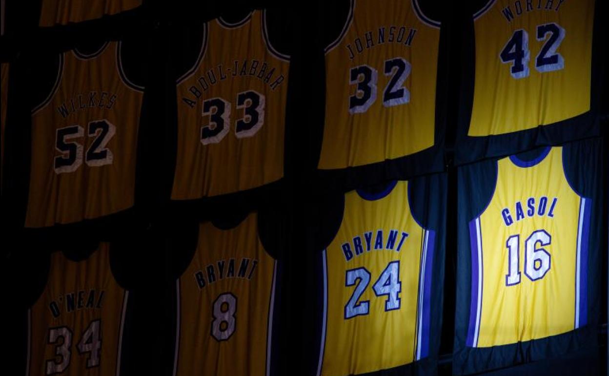 Su camiseta, colgada al lado de la '24' de Kobe y justo debajo del Showtime: Worthy, Magic y Kareem