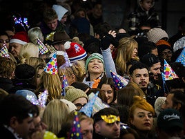 La fiesta de las uvas y la entrada de año en la plaza del Carmen y en Granada capital, en imágenes
