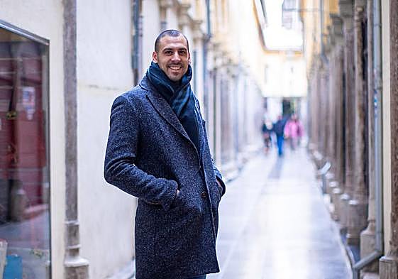 Alejandro Bortolussi, un granadino más en el centro de la ciudad.