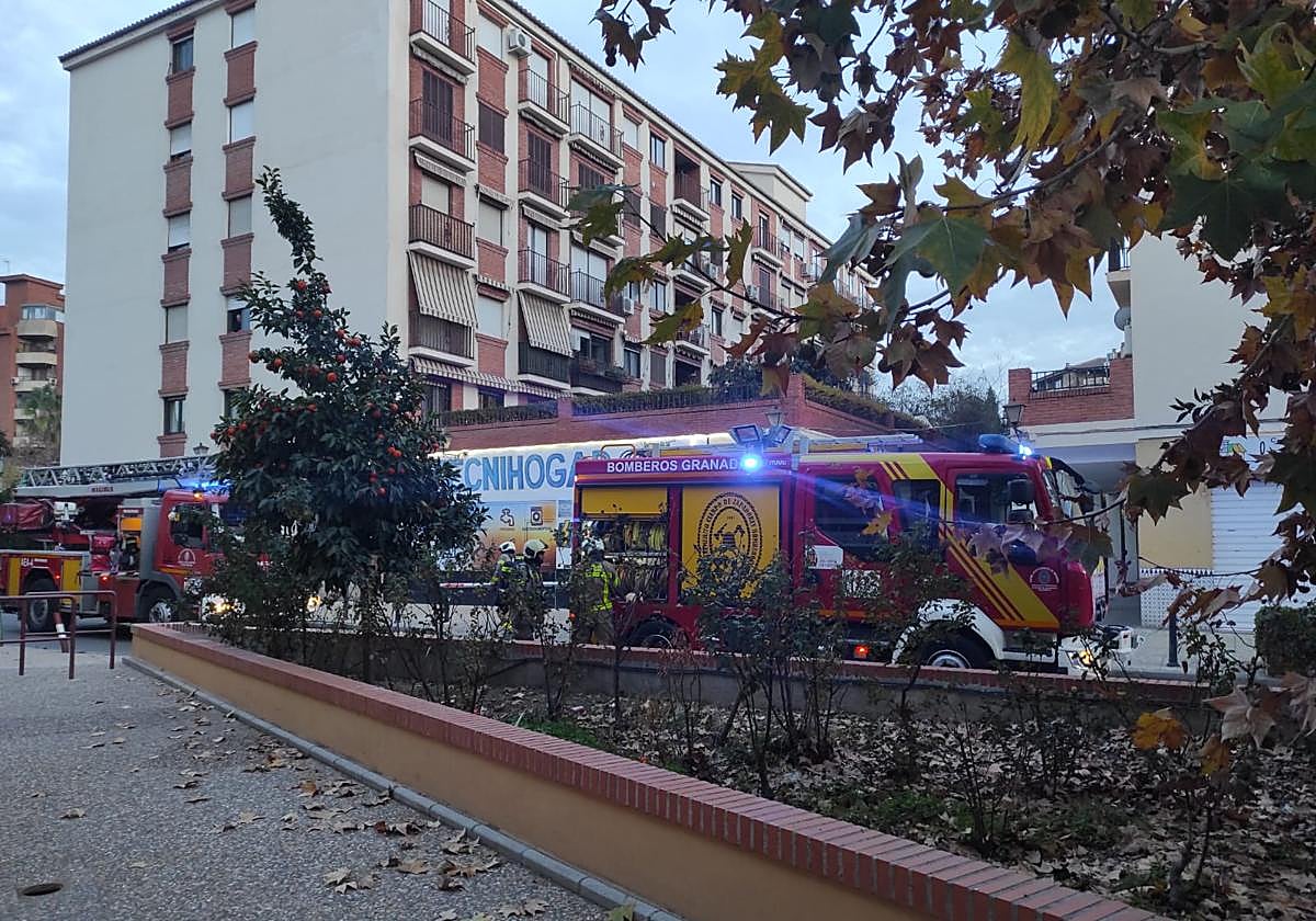 Bomberos desplazados a la calle Abu Said para apagar el fuego generado en una vivienda.