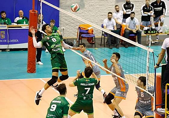 Jorge Fernández, uno de los ahorradores más sólidos, remata ante Teruel, rival en la Copa.