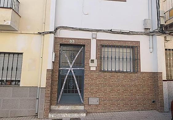 Puerta de la vivienda, en la calle Las Descalzas de Linares, donde residía la familia.