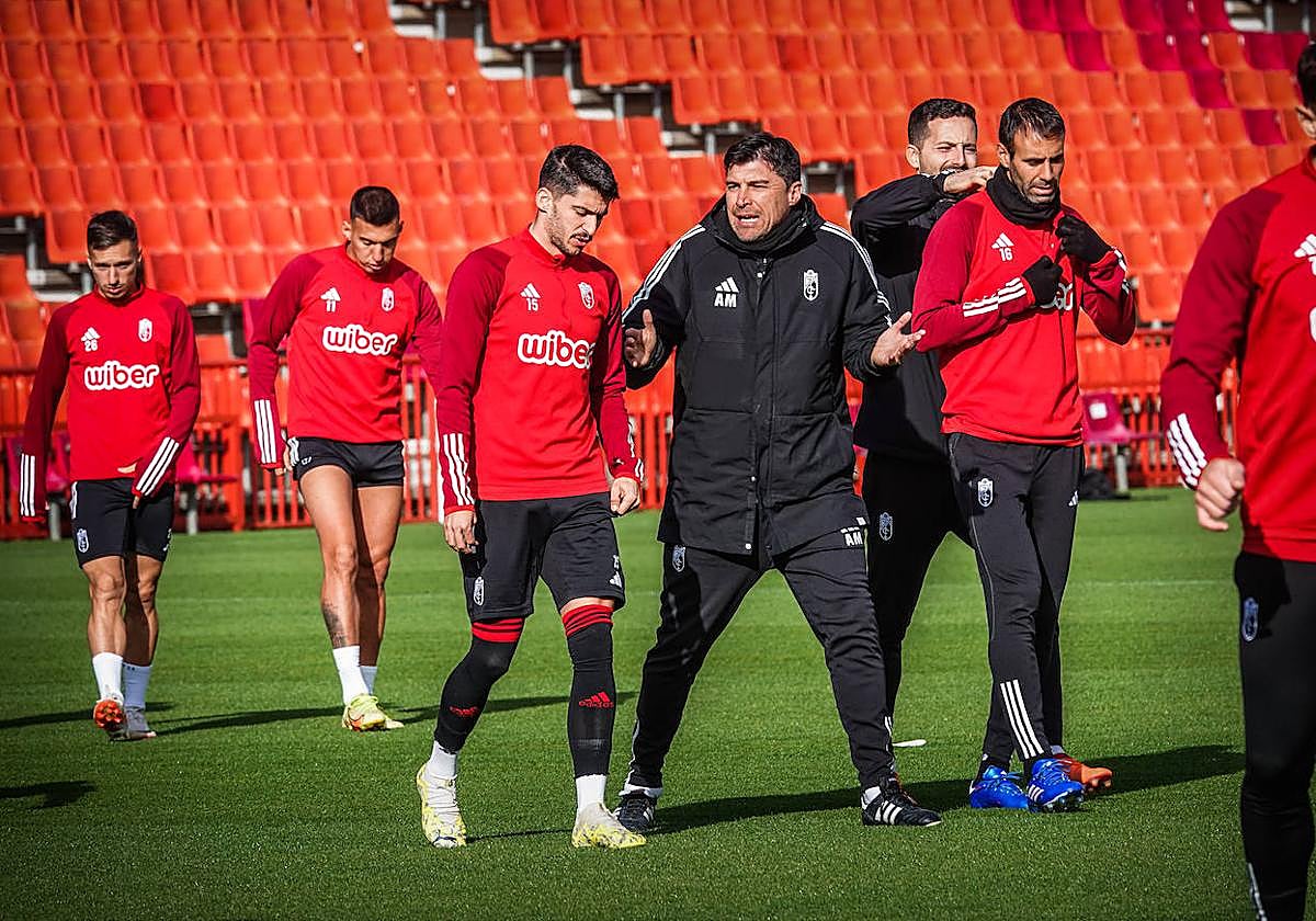Alexander Medina conversa con Carlos Neva antes de un entrenamiento.