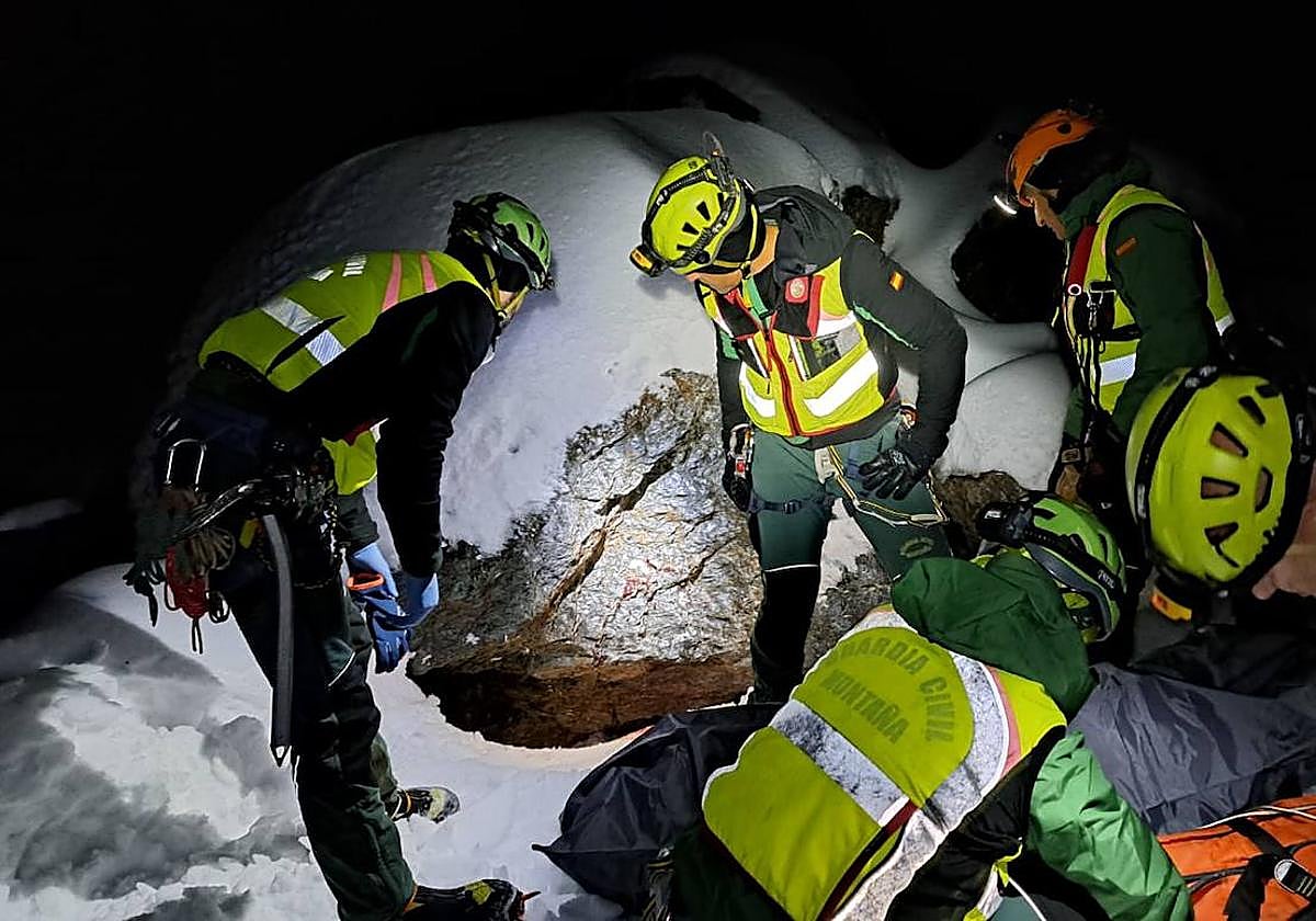 Rescate del cuerpo del alpinista fallecido hace cerca de un mes en Sierra Nevada.
