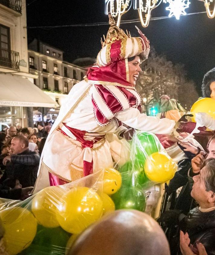 Imagen secundaria 2 - El cortejo del Heraldo Real completa la tradición de los Reyes Magos en Granada