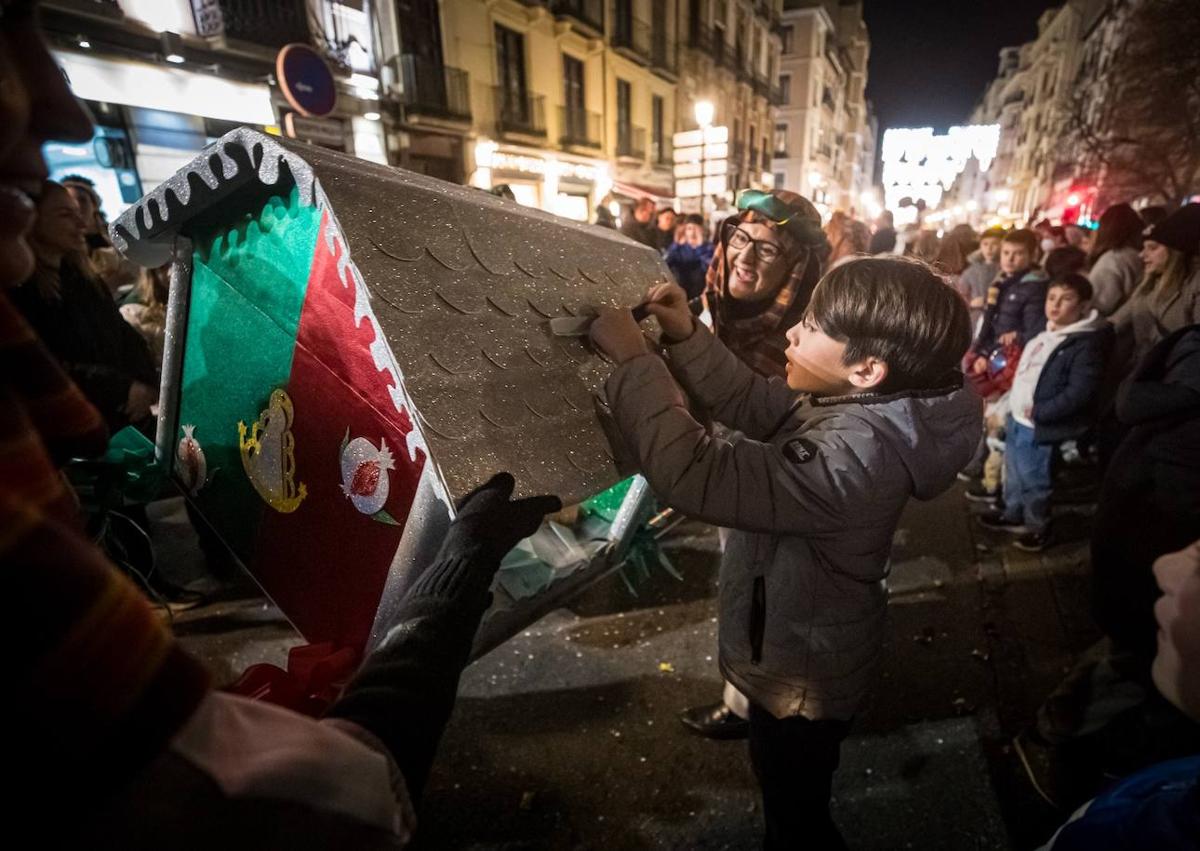 Imagen secundaria 1 - El cortejo del Heraldo Real completa la tradición de los Reyes Magos en Granada