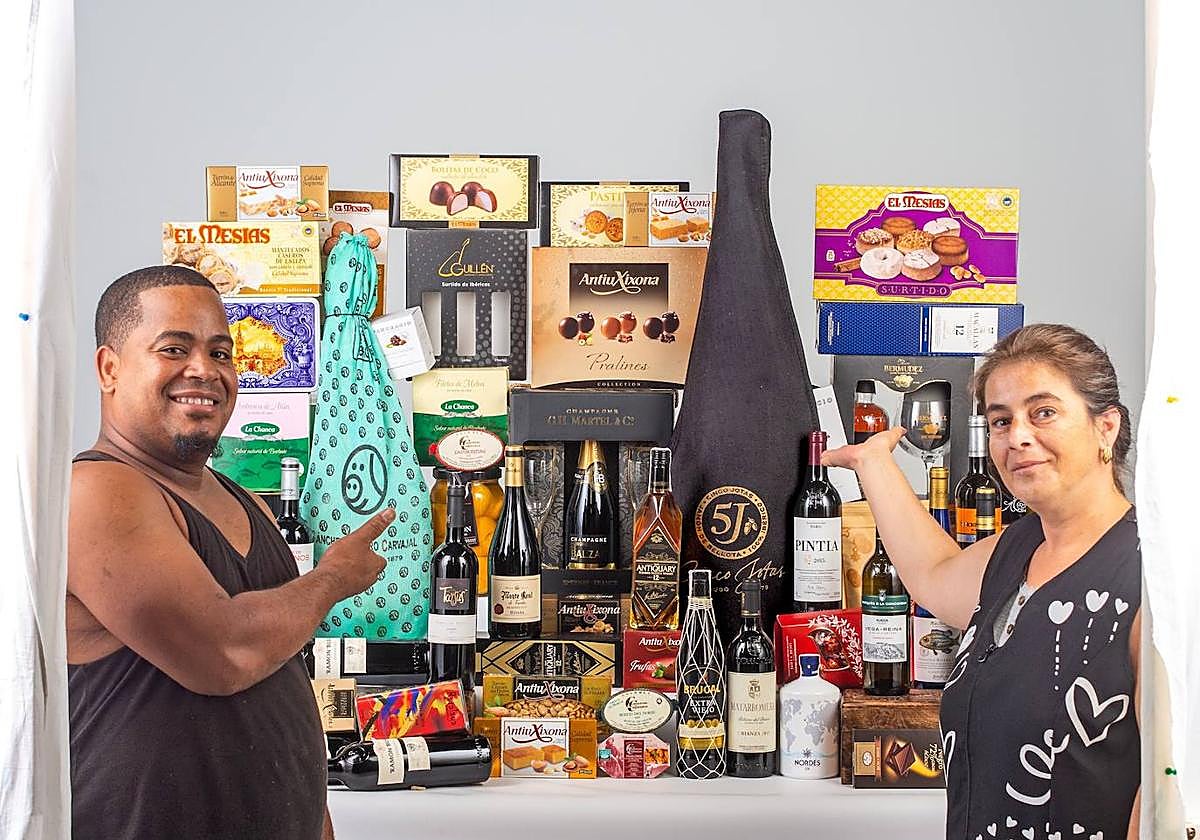 Exclusivas Macarena reparte cajas con «cariño» en cada lote.