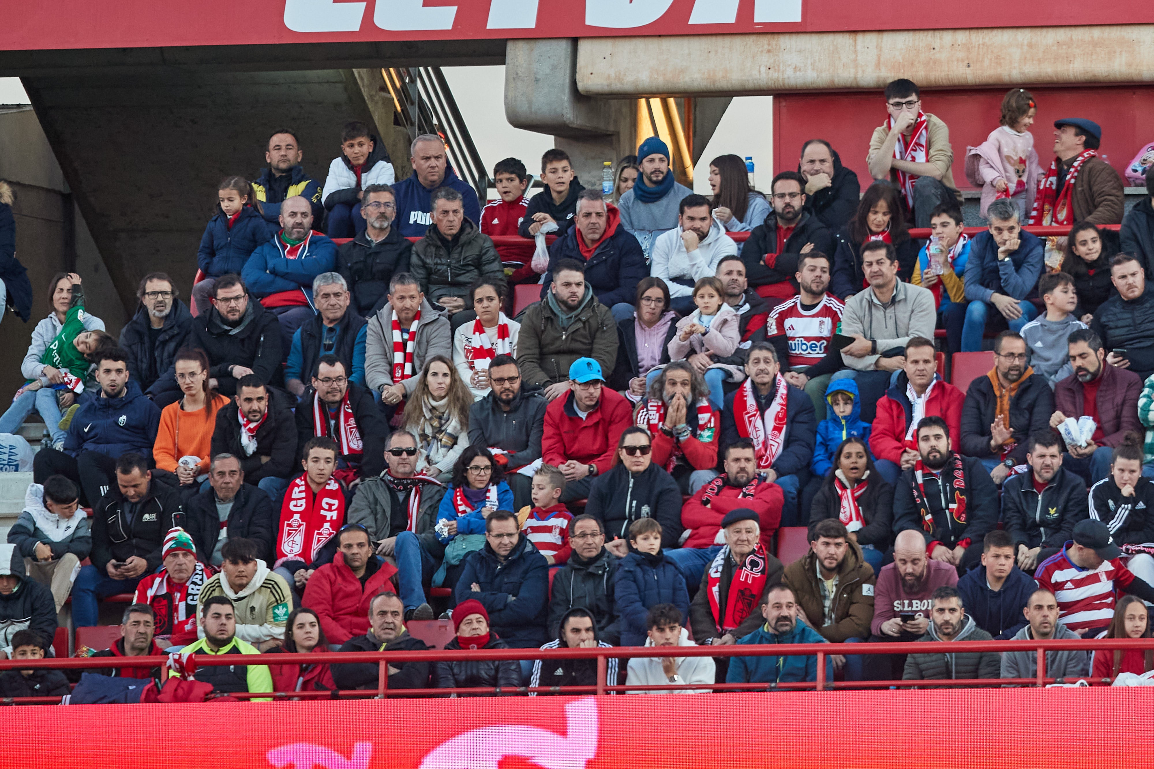 Encuéntrate en la grada en el Granada-Cádiz