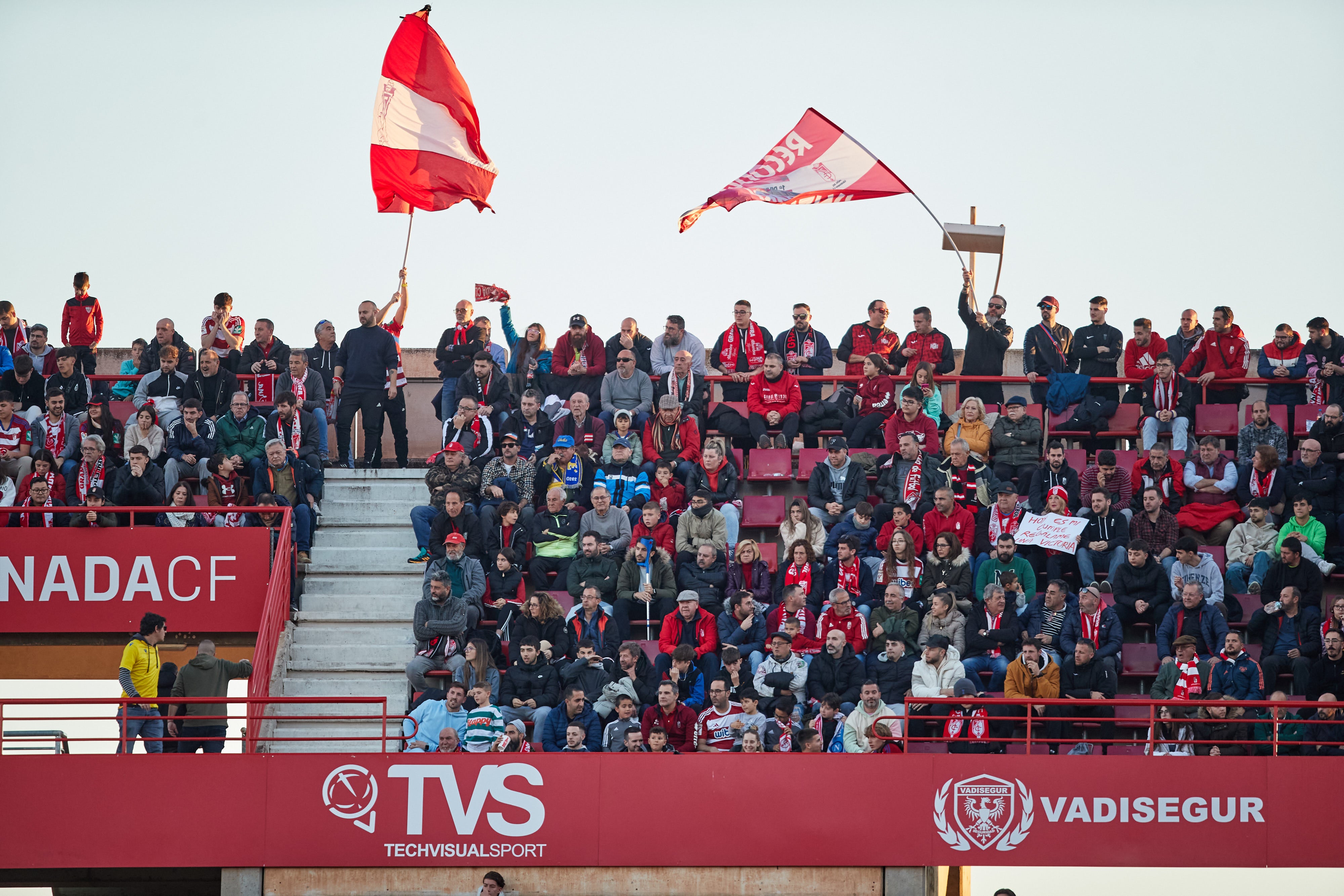 Encuéntrate en la grada en el Granada-Cádiz