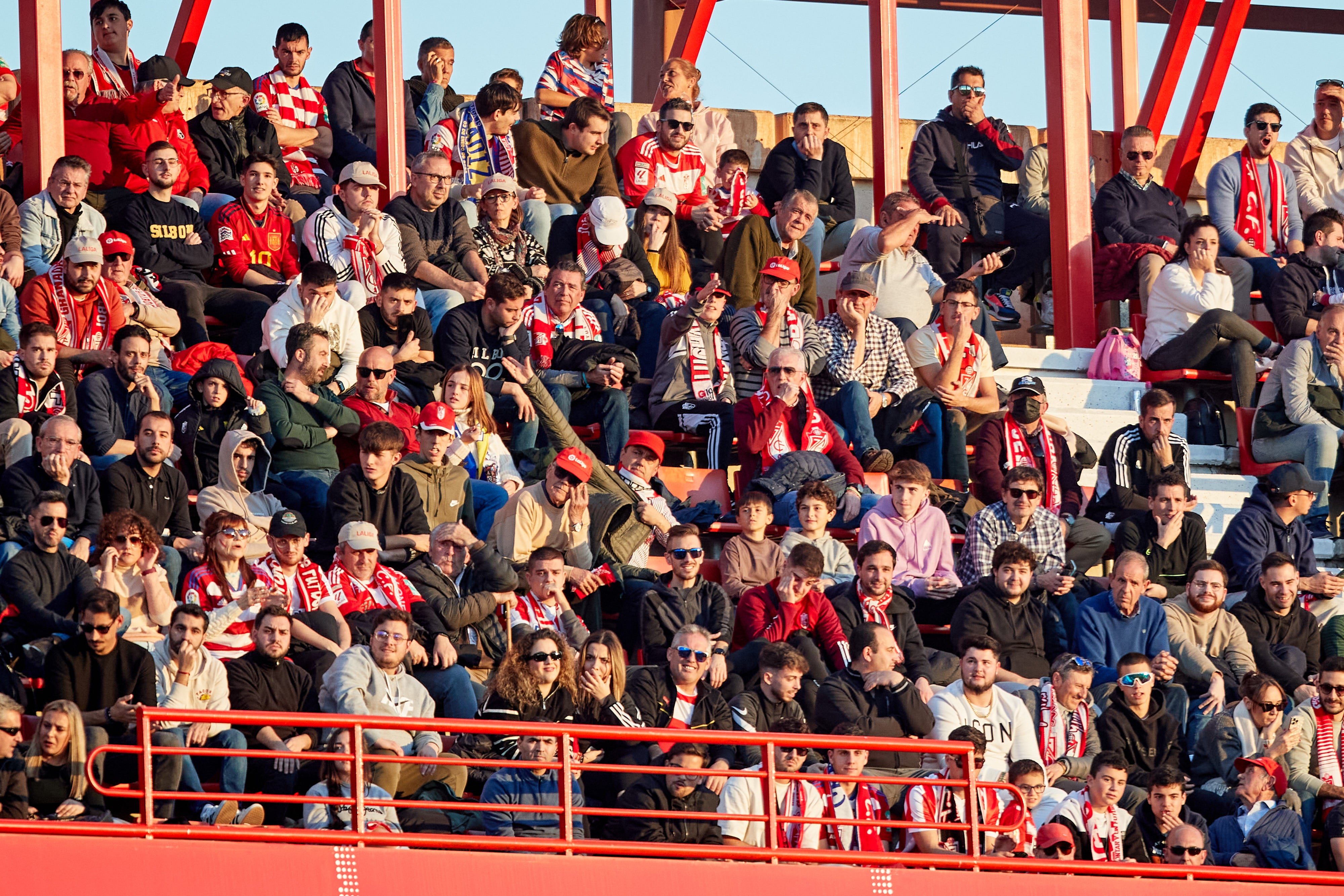 Encuéntrate en la grada en el Granada-Cádiz