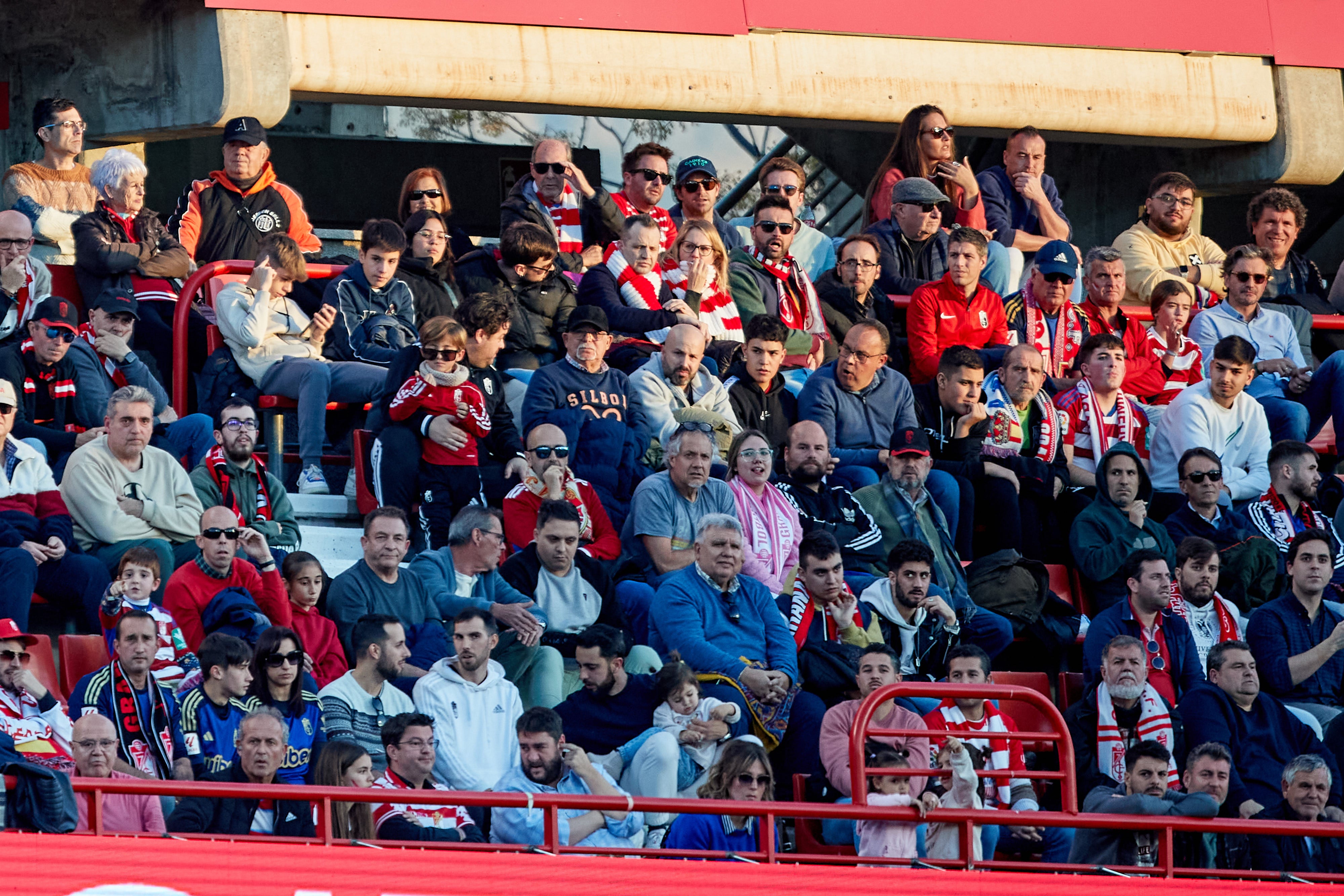 Encuéntrate en la grada en el Granada-Cádiz