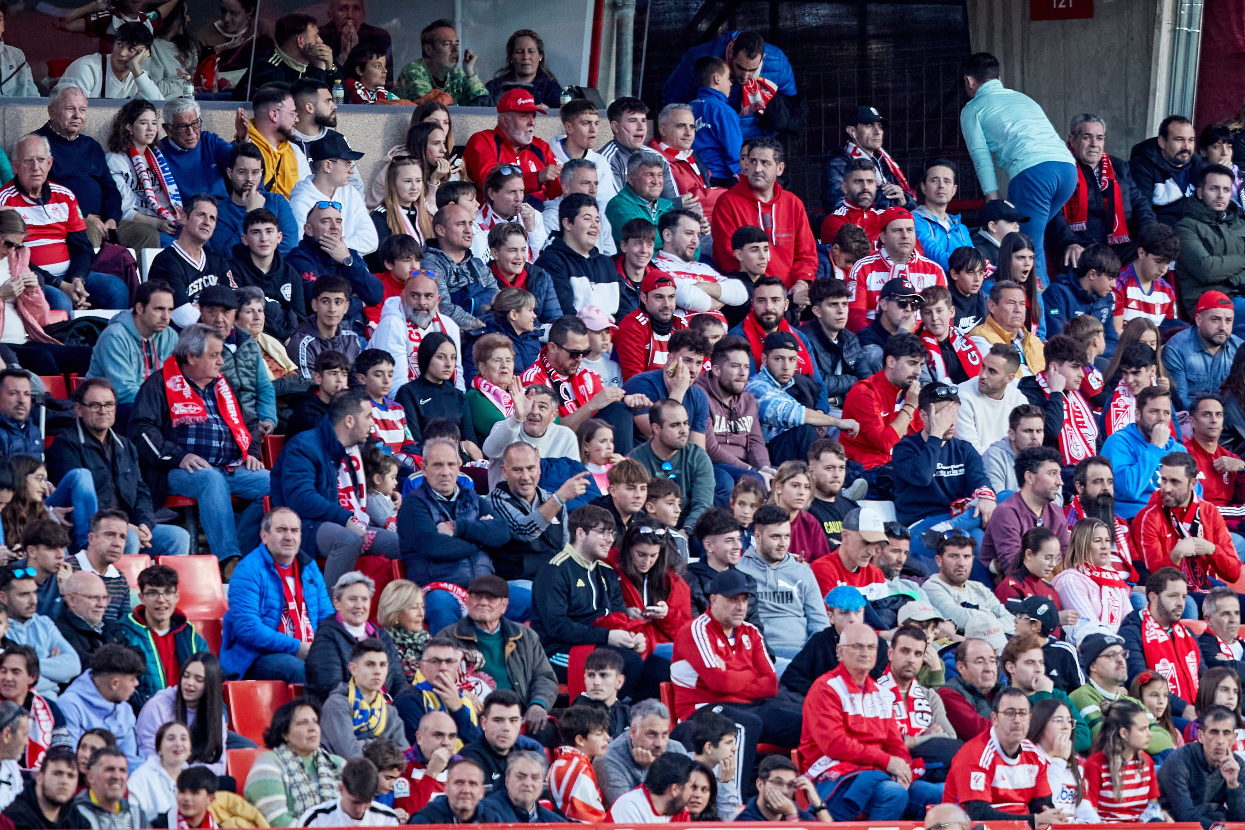 Encuéntrate en la grada en el Granada-Cádiz
