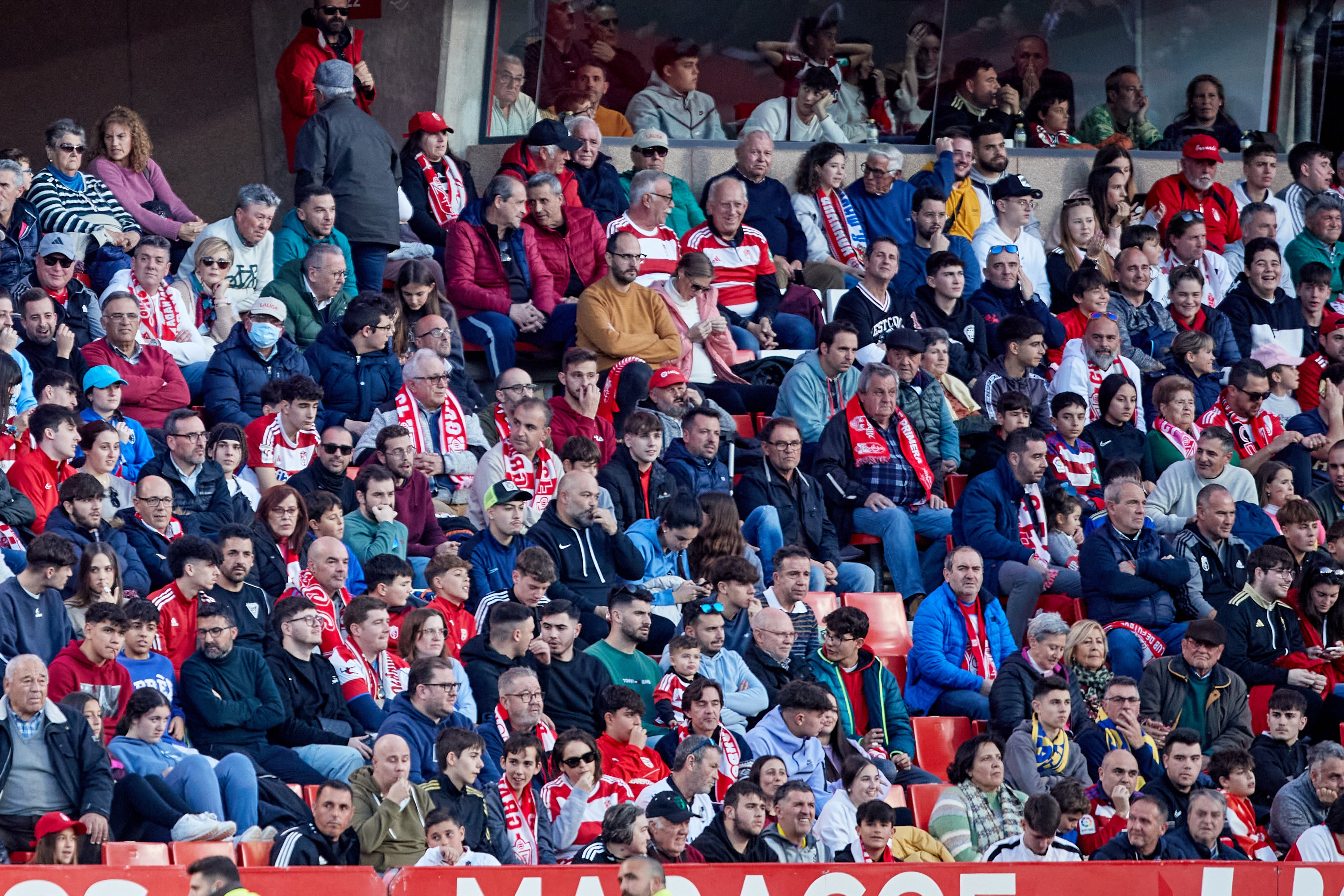 Encuéntrate en la grada en el Granada-Cádiz