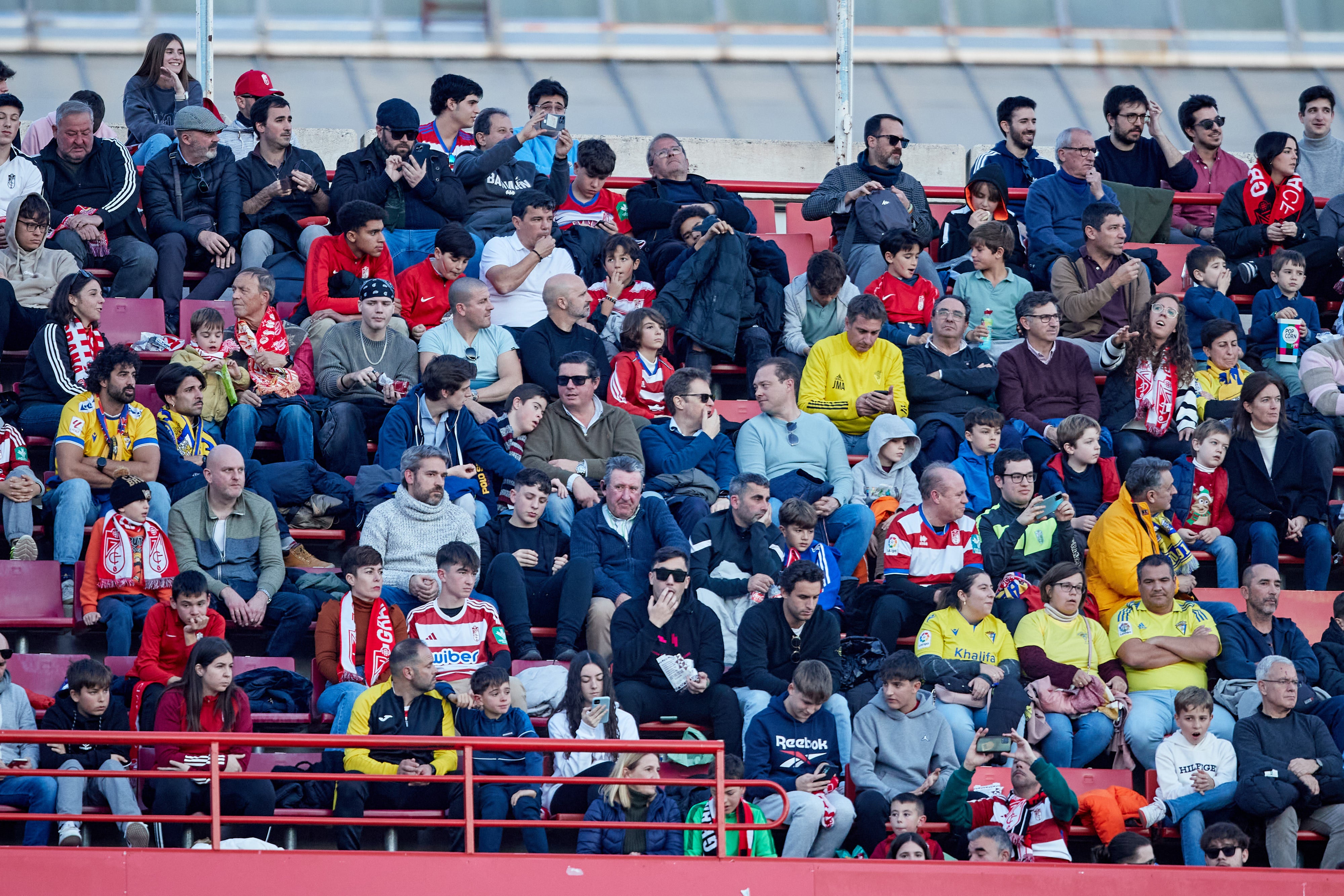 Encuéntrate en la grada en el Granada-Cádiz