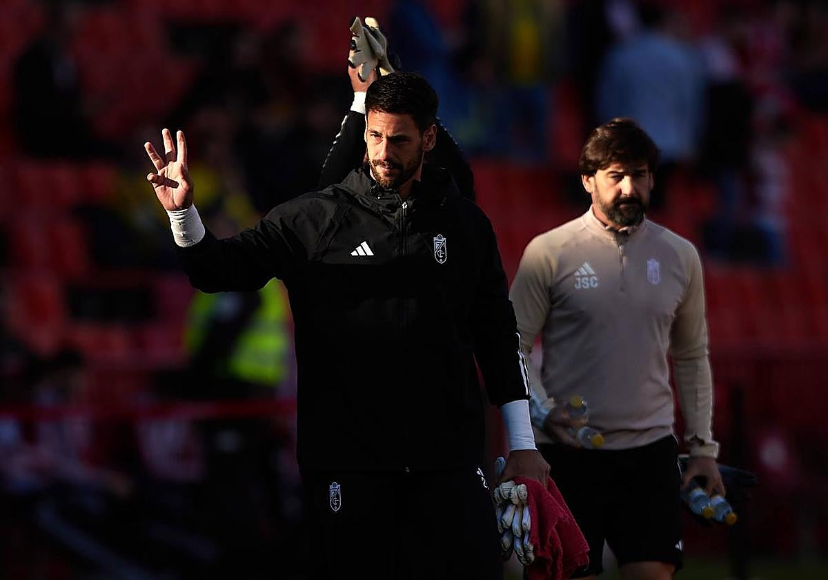 Augusto Batalla saluda a su nueva afición antes de comenzar el calentamiento.