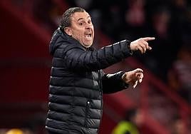 Sergio trata de ordenar a sus futbolistas.