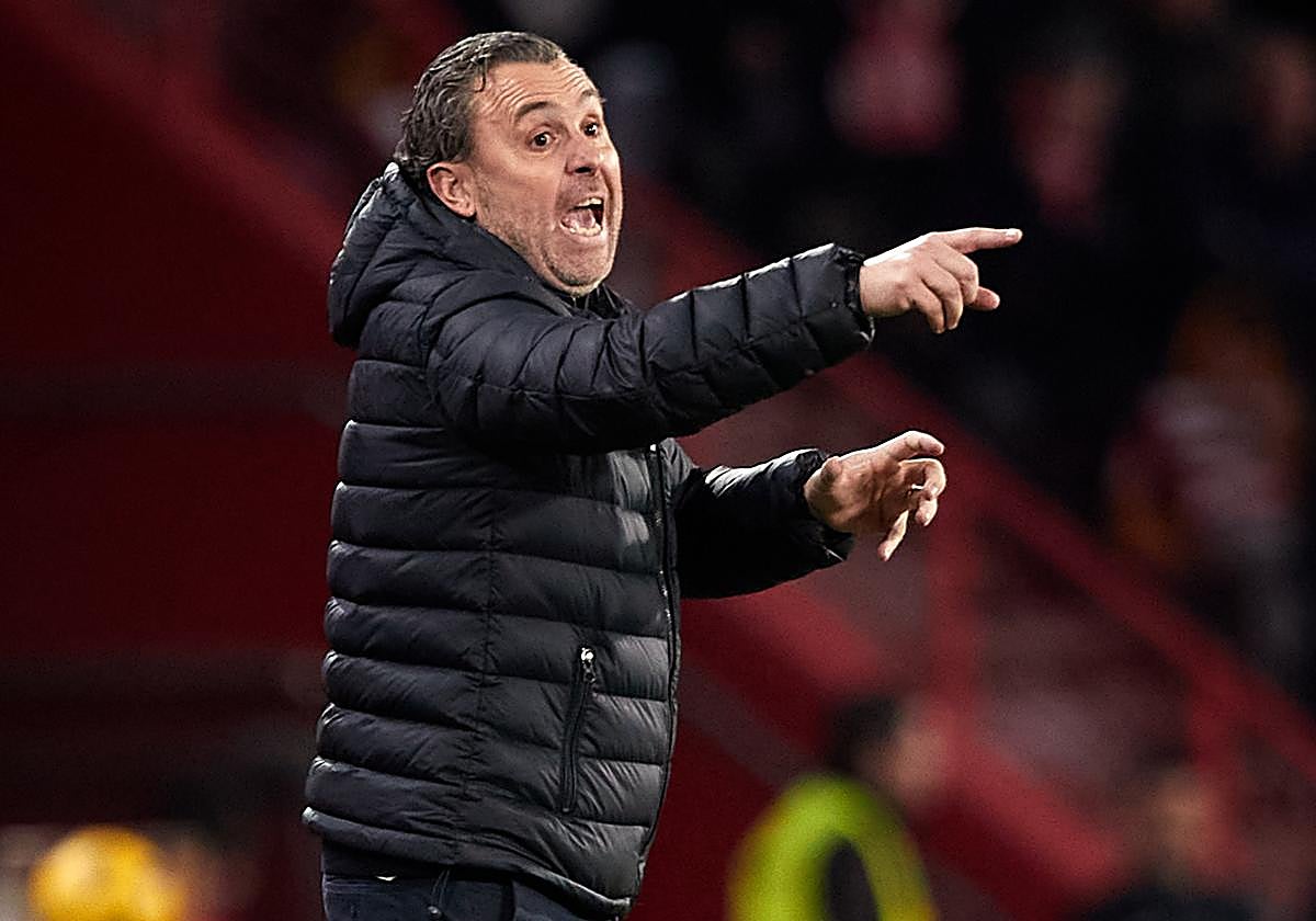 Sergio trata de ordenar a sus futbolistas.