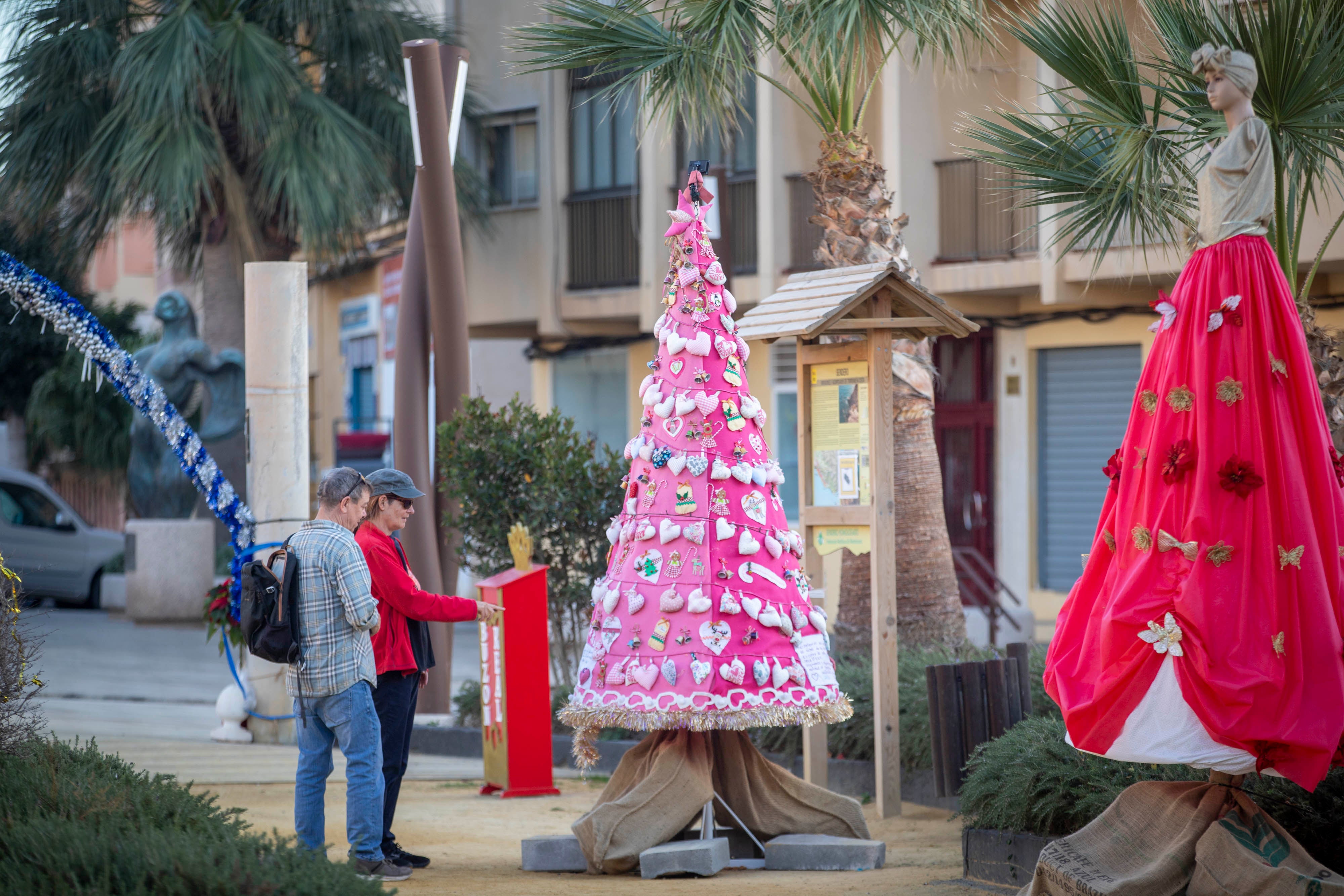 Las imágenes de los árboles de Navidad que tocan todas las ramas en Torrenueva