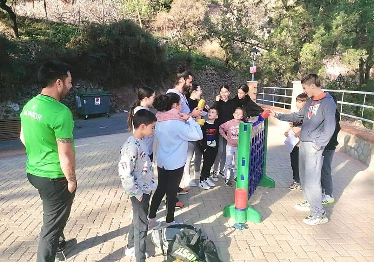 Niños disfrutan de una jornada de aventuras en el municipio.