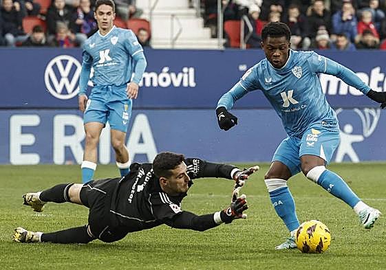 Largie Ramazani se planta ante Sergio Herrera, pero no acaba disparando.
