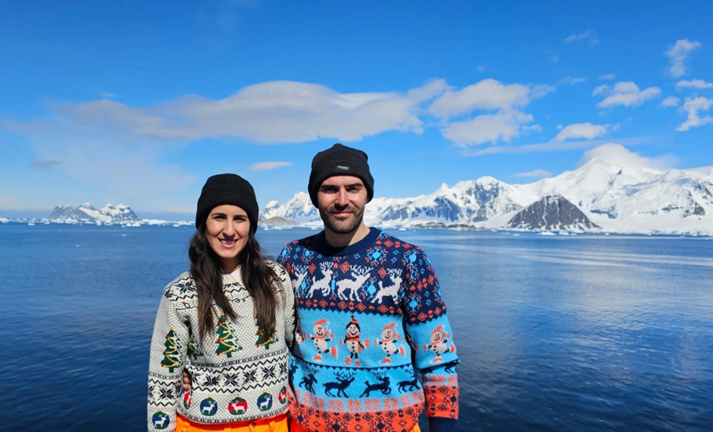 José Antonio y Tania disfrutan la Navidad con sus jerséis navideños en mitad de la Antártida.