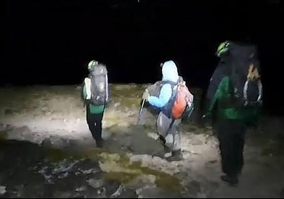 Los efectivos del Greim descendieron junto a el rescatado hasta donde se encontraban el vehículo oficial .