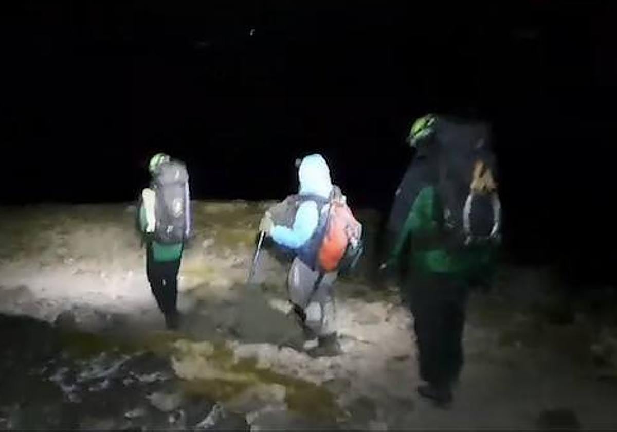 Los efectivos del Greim descendieron junto a el rescatado hasta donde se encontraban el vehículo oficial .