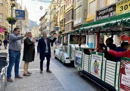 Los representantes de los Reyes Magos saludan a los viajeros del tren navideño.