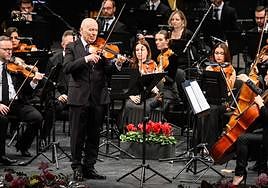 Michael Thomas, con su violín, al frente de la OCAL.