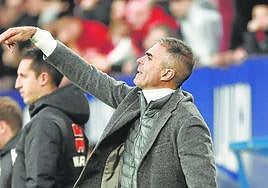 Gaizka Garitano da instrucciones a unos jugadores que acaban la primera vuelta sin ganar un partido.