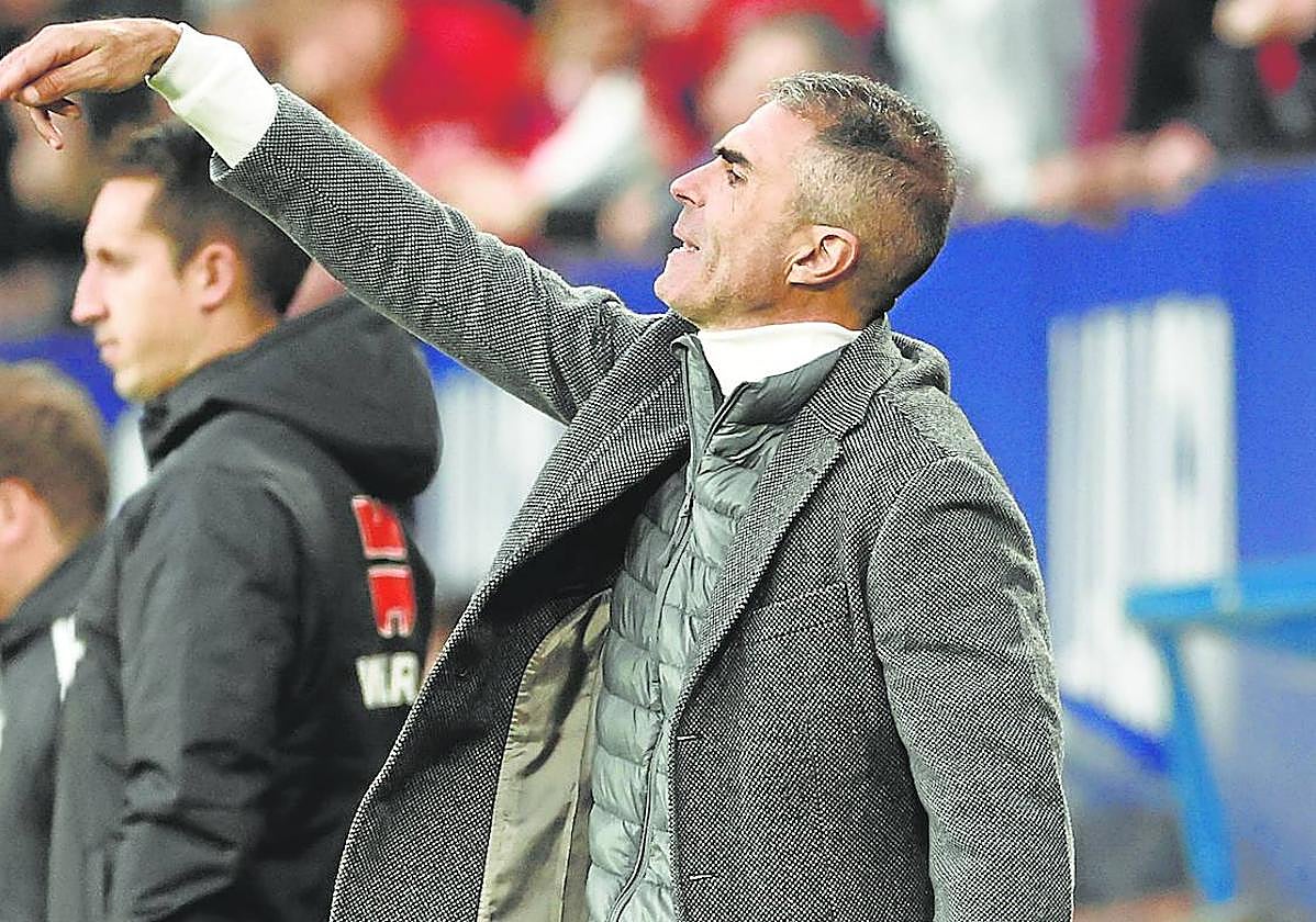 Gaizka Garitano da instrucciones a unos jugadores que acaban la primera vuelta sin ganar un partido.