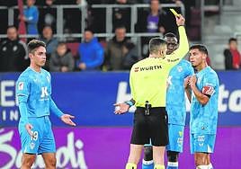 Robertone ve que el colegiado le muestra amarilla,tras protestar por el gol de Osasuna.