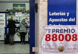 En busca de la suerte en los décimos de última hora, en la administración de la calle Bernabé Soriano.