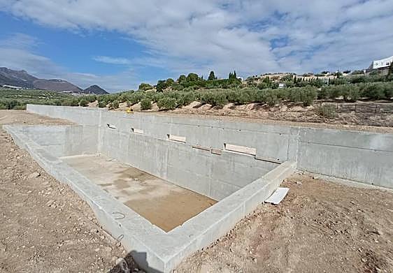 Piscina e la planta para secar estiércol, construida cerca del Puente Jontoya, en Jaén.
