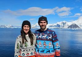 José Antonio y Tania disfrutan la Navidad con sus jerséis navideños en mitad de la Antártida.