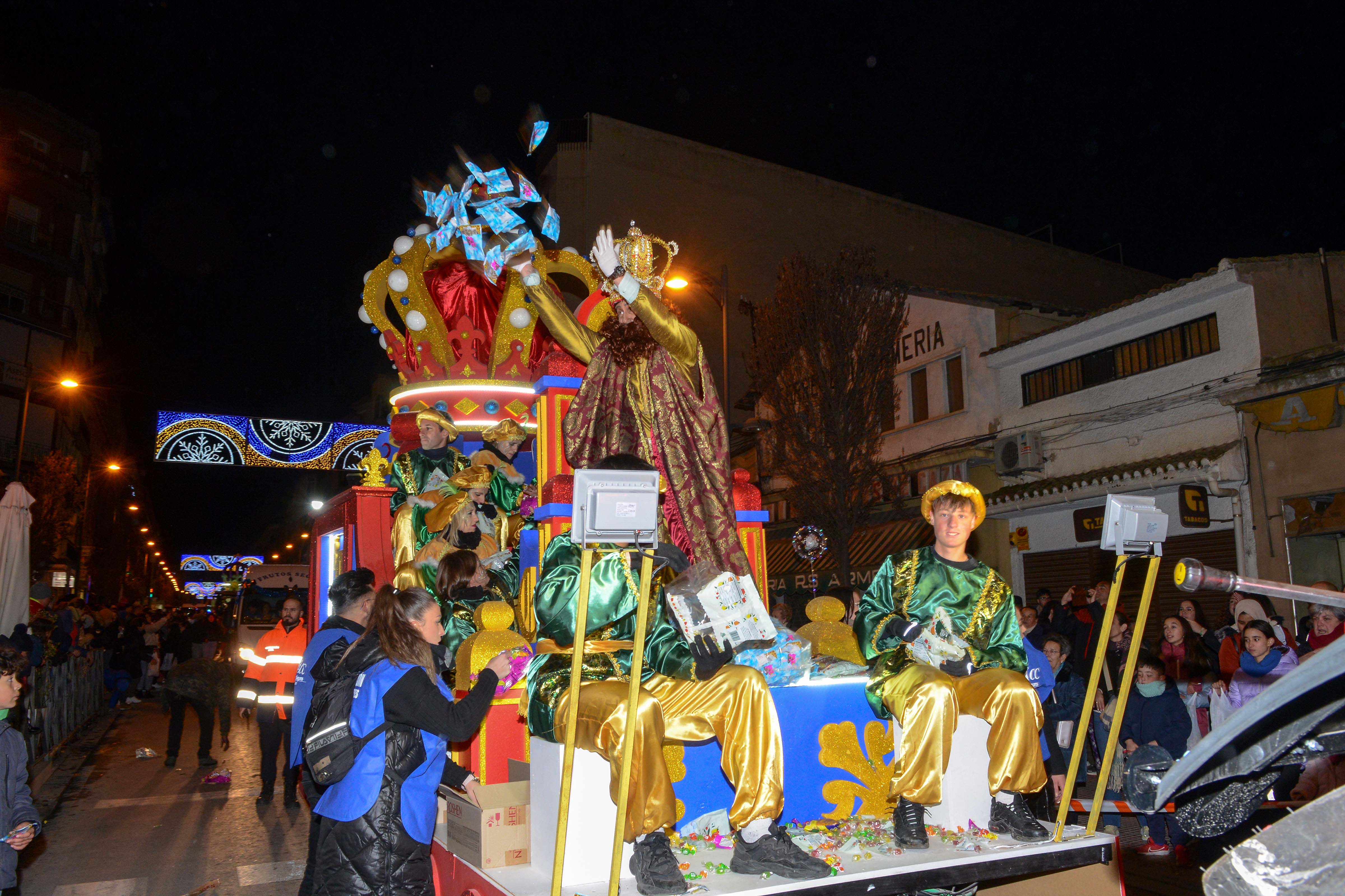 El rey Gaspar reparte caramelos en Guadix.