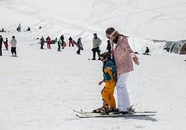 Esquiadores en Sierra Nevada.
