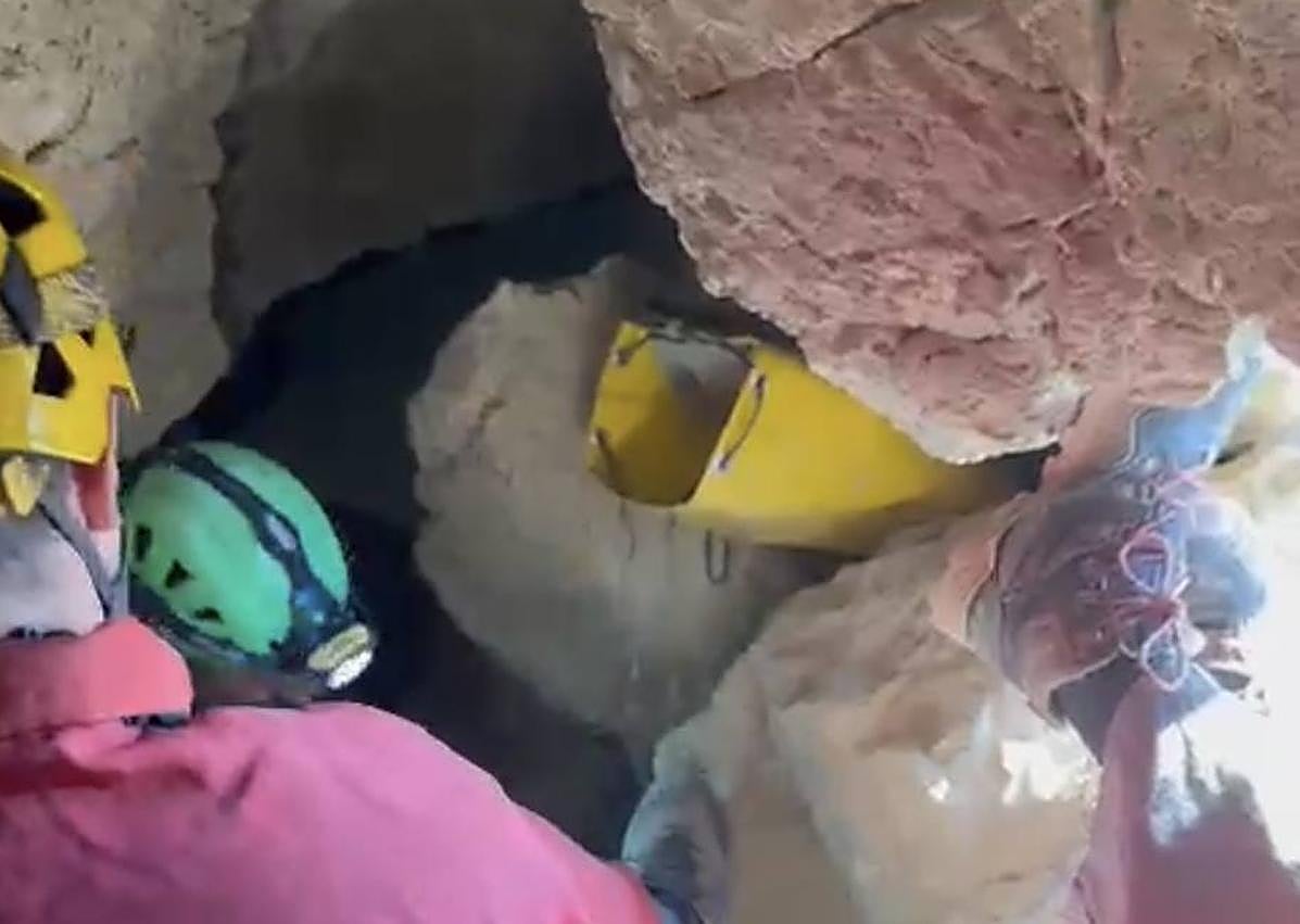 Imagen secundaria 1 - IImágenes del rescate efectuado en la sima de Raja Santa.